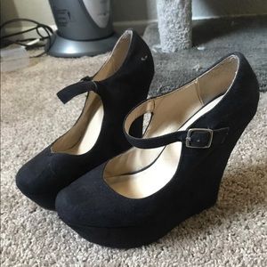 Platforms with a single strap. Size 8.